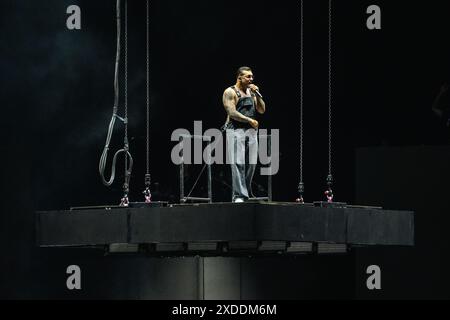 Napoli, Salerno, Italia. 21 giugno 2024. Il rapper italiano Geolier alias Emanuele Palumbo si esibisce dal vivo allo Stadio Diego Armando Maradona il 21 giugno 2024 a Napoli (Credit Image: © Francesco Luciano/ZUMA Press Wire) SOLO PER USO EDITORIALE! Non per USO commerciale! Foto Stock