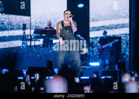 Napoli, Salerno, Italia. 21 giugno 2024. Il rapper italiano Geolier alias Emanuele Palumbo si esibisce dal vivo allo Stadio Diego Armando Maradona il 21 giugno 2024 a Napoli (Credit Image: © Francesco Luciano/ZUMA Press Wire) SOLO PER USO EDITORIALE! Non per USO commerciale! Foto Stock