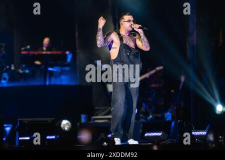 Napoli, Salerno, Italia. 21 giugno 2024. Il rapper italiano Geolier alias Emanuele Palumbo si esibisce dal vivo allo Stadio Diego Armando Maradona il 21 giugno 2024 a Napoli (Credit Image: © Francesco Luciano/ZUMA Press Wire) SOLO PER USO EDITORIALE! Non per USO commerciale! Foto Stock