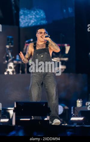 Napoli, Salerno, Italia. 21 giugno 2024. Il rapper italiano Geolier alias Emanuele Palumbo si esibisce dal vivo allo Stadio Diego Armando Maradona il 21 giugno 2024 a Napoli (Credit Image: © Francesco Luciano/ZUMA Press Wire) SOLO PER USO EDITORIALE! Non per USO commerciale! Foto Stock