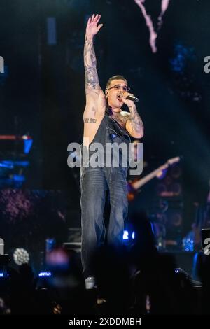Napoli, Salerno, Italia. 21 giugno 2024. Il rapper italiano Geolier alias Emanuele Palumbo si esibisce dal vivo allo Stadio Diego Armando Maradona il 21 giugno 2024 a Napoli (Credit Image: © Francesco Luciano/ZUMA Press Wire) SOLO PER USO EDITORIALE! Non per USO commerciale! Foto Stock