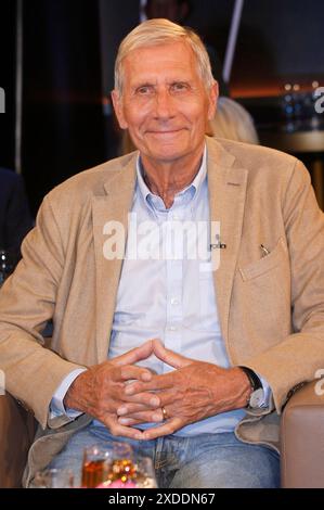 Ulrich Wickert bei der Aufzeichnung der NDR Talk Show in NDR Fernsehstudio Lokstedt. Amburgo, 21.06.2024 *** Ulrich Wickert alla registrazione del talk show NDR presso lo studio televisivo NDR di Lokstedt Amburgo, 21 06 2024 foto:xH.xHartmannx/xFuturexImagex ndr talk2106 4641 Foto Stock