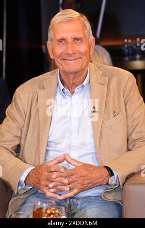 Ulrich Wickert bei der Aufzeichnung der NDR Talk Show in NDR Fernsehstudio Lokstedt. Amburgo, 21.06.2024 *** Ulrich Wickert alla registrazione del talk show NDR presso lo studio televisivo NDR di Lokstedt Amburgo, 21 06 2024 foto:xH.xHartmannx/xFuturexImagex ndr talk2106 4640 Foto Stock