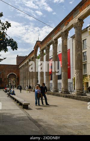 Turisti alle colonne di San Lorenzo, antico colonnato romano di fronte alla Basilica di San Lorenzo, quartiere porta Ticinese, Milano, Italia Foto Stock