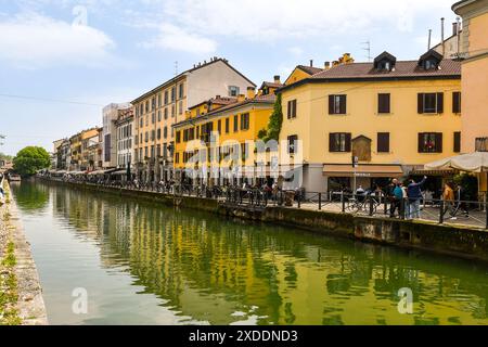 Vista sul corso d'acqua del Naviglio grande nel quartiere dei Navigli, con turisti in primavera, Milano, Lombardia, Italia Foto Stock