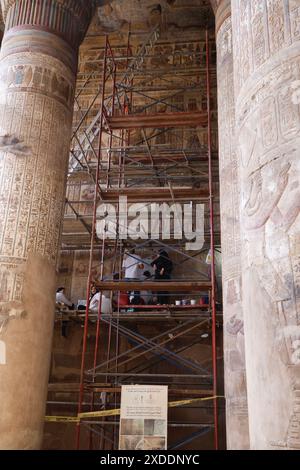 Artisti, archeologi e storici dell'arte lavorano nella primavera del 2024 restaurando l'interno notevole del tempio Khnum a Esna, in Egitto. Foto Stock