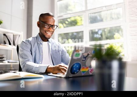 Digital Marketing Wizard: Un giovane designer che realizza prototipi di interfaccia utente su notebook in Chic Office Space Foto Stock