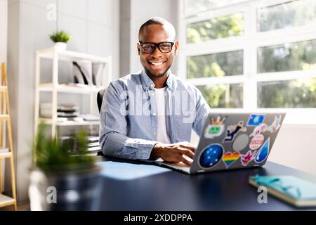 Digital Marketing Wizard: Creazione di prototipi di interfaccia utente in Chic Office Space: L'approccio innovativo di un giovane progettista al business. Foto Stock