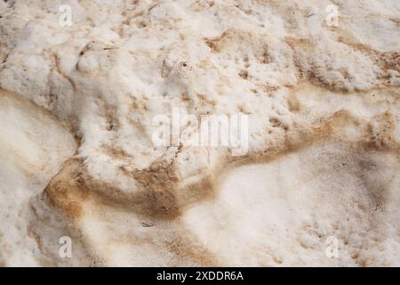 Lo snowpack alpino europeo ha assunto il tipico colore rossastro della sabbia sahariana. Polvere sahariana Foto Stock