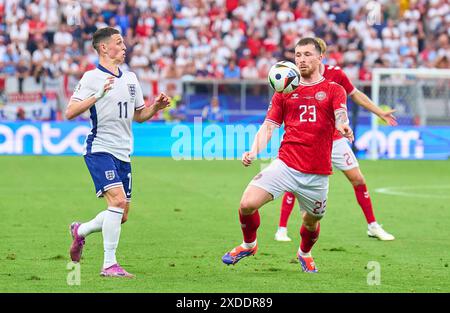 Francoforte, Germania. 20 giugno 2024. Pierre-Emile Hoejbjerg, Hoejbjerg, DEN 23 gareggiano per il pallone, tackle, duello, colpo di testa, zweikampf, azione, lotta contro Phil Foden, Inghilterra 11 nella partita di fase del girone C INGHILTERRA - DANIMARCA 1-1 dei Campionati europei UEFA 2024 il 20 giugno 2024 a Francoforte, Germania. Fotografo: ddp Images/STAR-Images credito: ddp media GmbH/Alamy Live News Foto Stock