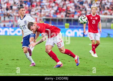 Francoforte, Germania. 20 giugno 2024. Pierre-Emile Hoejbjerg, Hoejbjerg, DEN 23 gareggiano per il pallone, tackle, duello, colpo di testa, zweikampf, azione, lotta contro Phil Foden, Inghilterra 11 nella partita di fase del girone C INGHILTERRA - DANIMARCA 1-1 dei Campionati europei UEFA 2024 il 20 giugno 2024 a Francoforte, Germania. Fotografo: ddp Images/STAR-Images credito: ddp media GmbH/Alamy Live News Foto Stock