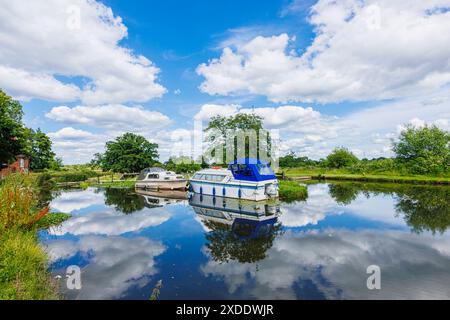 Papercourt Lock and Weir, Wey Navigations, il fiume Wey vicino a Pyrford e Send nel Surrey all'inizio dell'estate in una giornata di sole con cielo blu e nuvole bianche Foto Stock