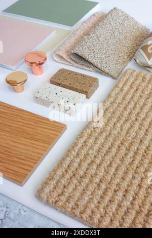 Tabellone per interni eclettici con tessuti, terrazzo, legno e piastrelle in ceramica per il concetto di Mood Board per la decorazione domestica Foto Stock