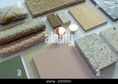 Tabellone per interni eclettici con tessuti, terrazzo, legno e piastrelle in ceramica per il concetto di Mood Board per la decorazione domestica Foto Stock