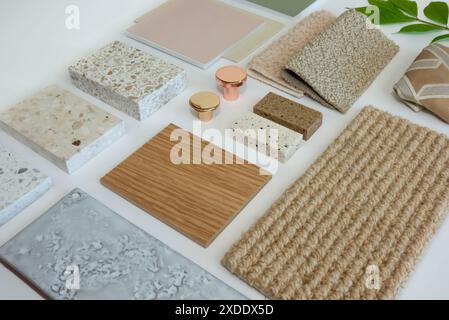 Tabellone per interni eclettici con tessuti, terrazzo, legno e piastrelle in ceramica per il concetto di Mood Board per la decorazione domestica Foto Stock