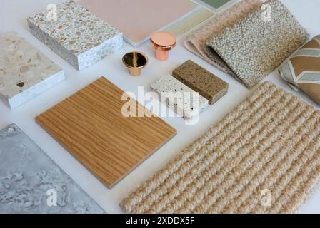 Tabellone per interni eclettici con tessuti, terrazzo, legno e piastrelle in ceramica per il concetto di Mood Board per la decorazione domestica Foto Stock