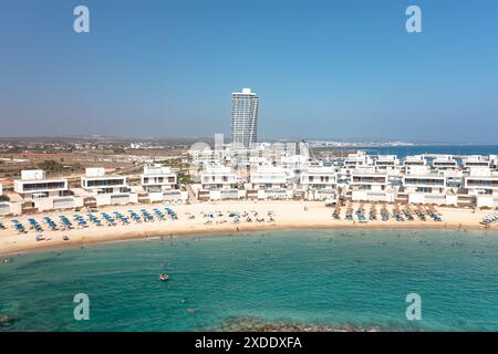 I turisti si godono le vacanze estive in un lussuoso resort sul porto turistico di Ayia Napa. Cipro Foto Stock