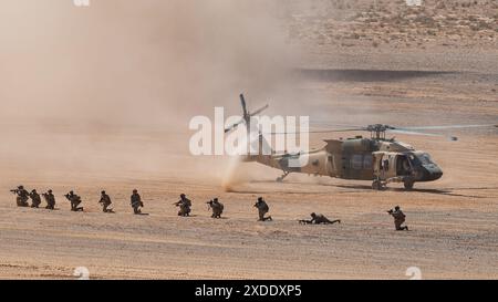 Un aereo UH-60 Black Hawk delle forze armate giordane lascia cadere le forze armate giordane durante una dimostrazione di fuoco dal vivo come parte dell'esercitazione Eager L. Foto Stock