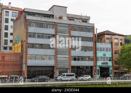 Costruzione lungo il fiume Nervion, Bilbao, Spagna Foto Stock