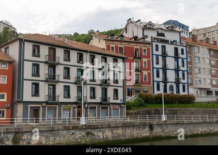 Costruzione lungo il fiume Nervion, Bilbao, Spagna Foto Stock