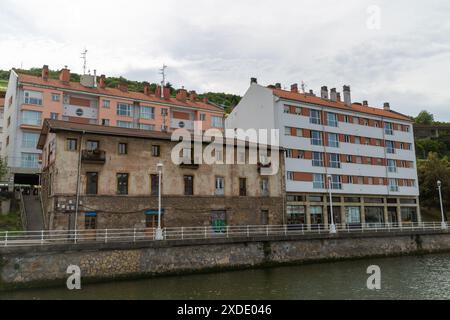 Costruzione lungo il fiume Nervion, Bilbao, Spagna Foto Stock