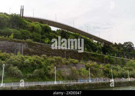 Costruzione lungo il fiume Nervion, Bilbao, Spagna Foto Stock