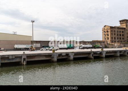 Costruzione lungo il fiume Nervion, Bilbao, Spagna Foto Stock