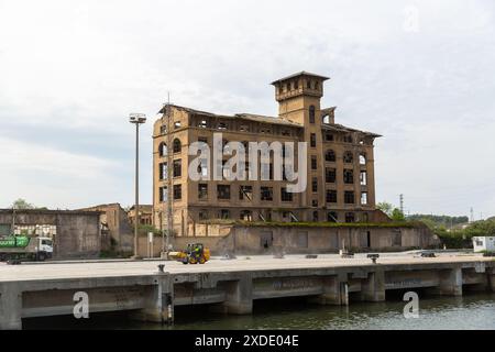 Costruzione lungo il fiume Nervion, Bilbao, Spagna Foto Stock