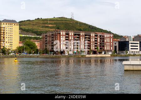 Costruzione lungo il fiume Nervion, Bilbao, Spagna Foto Stock