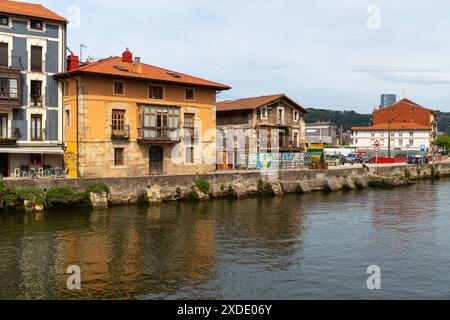 Costruzione lungo il fiume Nervion, Bilbao, Spagna Foto Stock