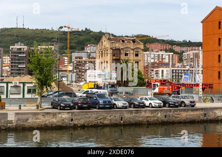 Costruzione lungo il fiume Nervion, Bilbao, Spagna Foto Stock