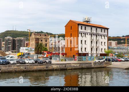 Costruzione lungo il fiume Nervion, Bilbao, Spagna Foto Stock