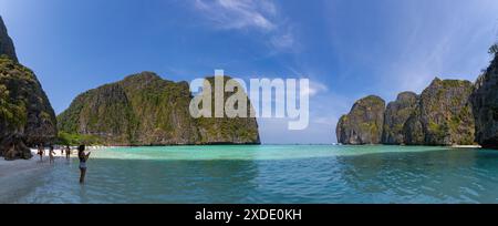 Una foto panoramica dell'iconica Maya Bay, sull'isola di Ko Phi Phi Lee. Foto Stock