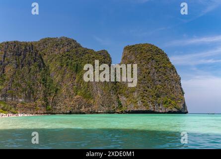 Una foto dell'iconica Maya Bay, sull'isola Ko Phi Phi Lee. Foto Stock