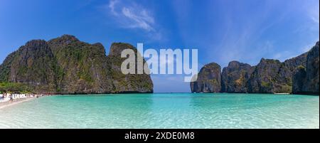 Una foto panoramica dell'iconica Maya Bay, sull'isola di Ko Phi Phi Lee. Foto Stock