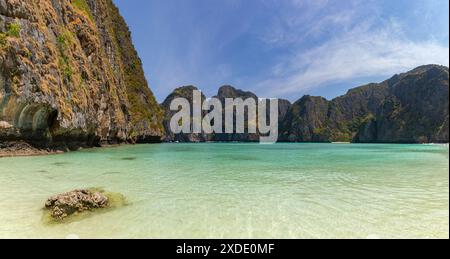 Una foto dell'iconica Maya Bay, sull'isola Ko Phi Phi Lee. Foto Stock