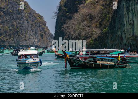 Un'immagine di tour in barca sulla baia di Pi Leh, all'isola di Ko Phi Phi Lee. Foto Stock