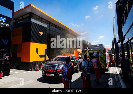 Barcellona, Spagna. 22 giugno 2024. McLaren F1 Team camper in fiamme nel paddock durante la Formula 1 Aramco Gran Premio de Espana 2024, decima prova del Campionato del mondo di Formula 1 2024 dal 21 al 23 giugno 2024 sul circuito de Barcelona-Catalunya, a Montmelo, Spagna crediti: Independent Photo Agency/Alamy Live News Foto Stock