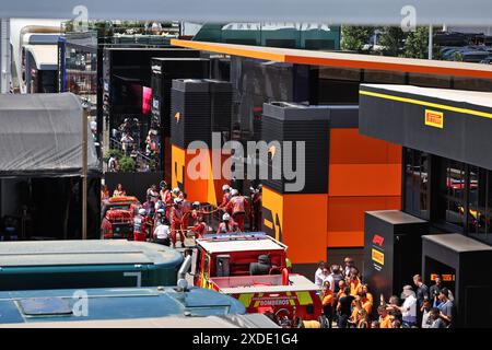 Barcellona, Spagna. 22 giugno 2024. Un incendio nel camper McLaren è curato dai vigili del fuoco. Formula 1 World Championship, Rd 10, Gran Premio di Spagna, sabato 22 giugno 2024. Barcellona, Spagna. Crediti: James Moy/Alamy Live News Foto Stock