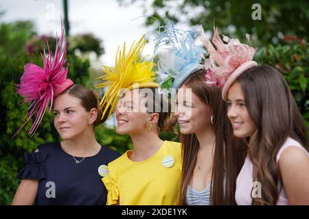 (Da sinistra a destra) gemelle Saskia Jenner di 13 anni e Tamara Jenner di 13 anni, con le sorelle Grace Gammon di 15 anni e Alice Gammon di 13 anni durante il quinto giorno di Royal Ascot Racecourse, Berkshire. Data foto: Sabato 22 giugno 2024. Foto Stock