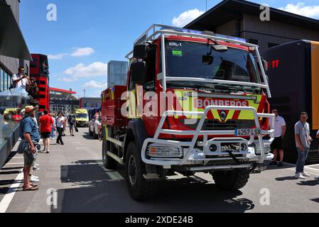 Barcellona, Spagna. 22 giugno 2024. Un incendio nel camper McLaren è curato dai vigili del fuoco. 22.06.2024. Formula 1 World Championship, Rd 10, Gran Premio di Spagna, Barcellona, Spagna, giorno di qualificazione. Il credito fotografico dovrebbe essere: XPB/Alamy Live News. Foto Stock