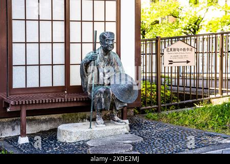 Statua del poeta giapponese Matsuo Basho nel distretto di Fukagawa, vicino al ponte Umibe e al fiume Sendaibori, quartiere di Koto, Tokyo, Giappone Foto Stock