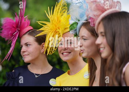 (Da sinistra a destra) gemelle Saskia Jenner di 13 anni e Tamara Jenner di 13 anni, con le sorelle Grace Gammon di 15 anni e Alice Gammon di 13 anni durante il quinto giorno di Royal Ascot Racecourse, Berkshire. Data foto: Sabato 22 giugno 2024. Foto Stock