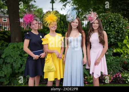 (Da sinistra a destra) gemelle Saskia Jenner di 13 anni e Tamara Jenner di 13 anni, con le sorelle Grace Gammon di 15 anni e Alice Gammon di 13 anni durante il quinto giorno di Royal Ascot Racecourse, Berkshire. Data foto: Sabato 22 giugno 2024. Foto Stock