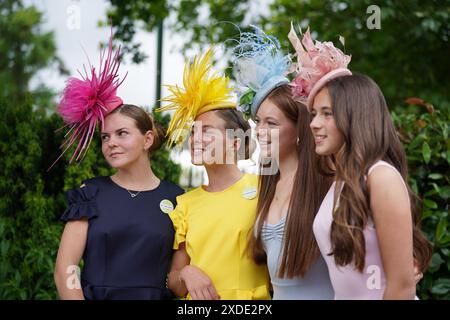 (Da sinistra a destra) gemelle Saskia Jenner di 13 anni e Tamara Jenner di 13 anni, con le sorelle Grace Gammon di 15 anni e Alice Gammon di 13 anni durante il quinto giorno di Royal Ascot Racecourse, Berkshire. Data foto: Sabato 22 giugno 2024. Foto Stock