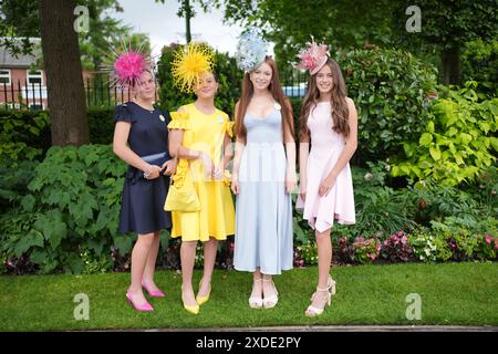 (Da sinistra a destra) gemelle Saskia Jenner di 13 anni e Tamara Jenner di 13 anni, con le sorelle Grace Gammon di 15 anni e Alice Gammon di 13 anni durante il quinto giorno di Royal Ascot Racecourse, Berkshire. Data foto: Sabato 22 giugno 2024. Foto Stock