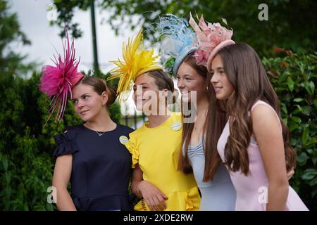 (Da sinistra a destra) gemelle Saskia Jenner di 13 anni e Tamara Jenner di 13 anni, con le sorelle Grace Gammon di 15 anni e Alice Gammon di 13 anni durante il quinto giorno di Royal Ascot Racecourse, Berkshire. Data foto: Sabato 22 giugno 2024. Foto Stock