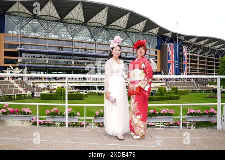 Racegoers durante il quinto giorno di Royal Ascot all'Ascot Racecourse, Berkshire. Data foto: Sabato 22 giugno 2024. Foto Stock