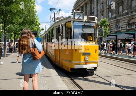 Fermata della linea 2 del tram che corre lungo la riva del fiume di Pest, offrendo fantastiche vedute sul Danubio e sulle colline di Buda. Foto Stock