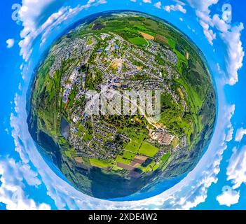 Vista aerea, Olsberg-Ost, Bahnhofstraße e zona industriale Hermann Everken GmbH, scuola elementare Kardinal-von-Galen-Schule, nel centro Foto Stock